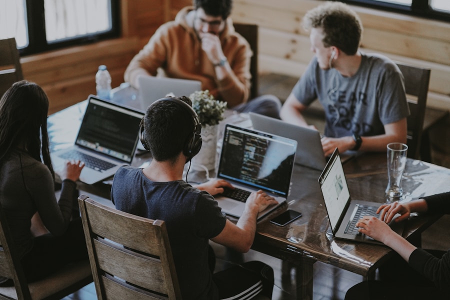 Professioneel team dat samenwerkt aan een website